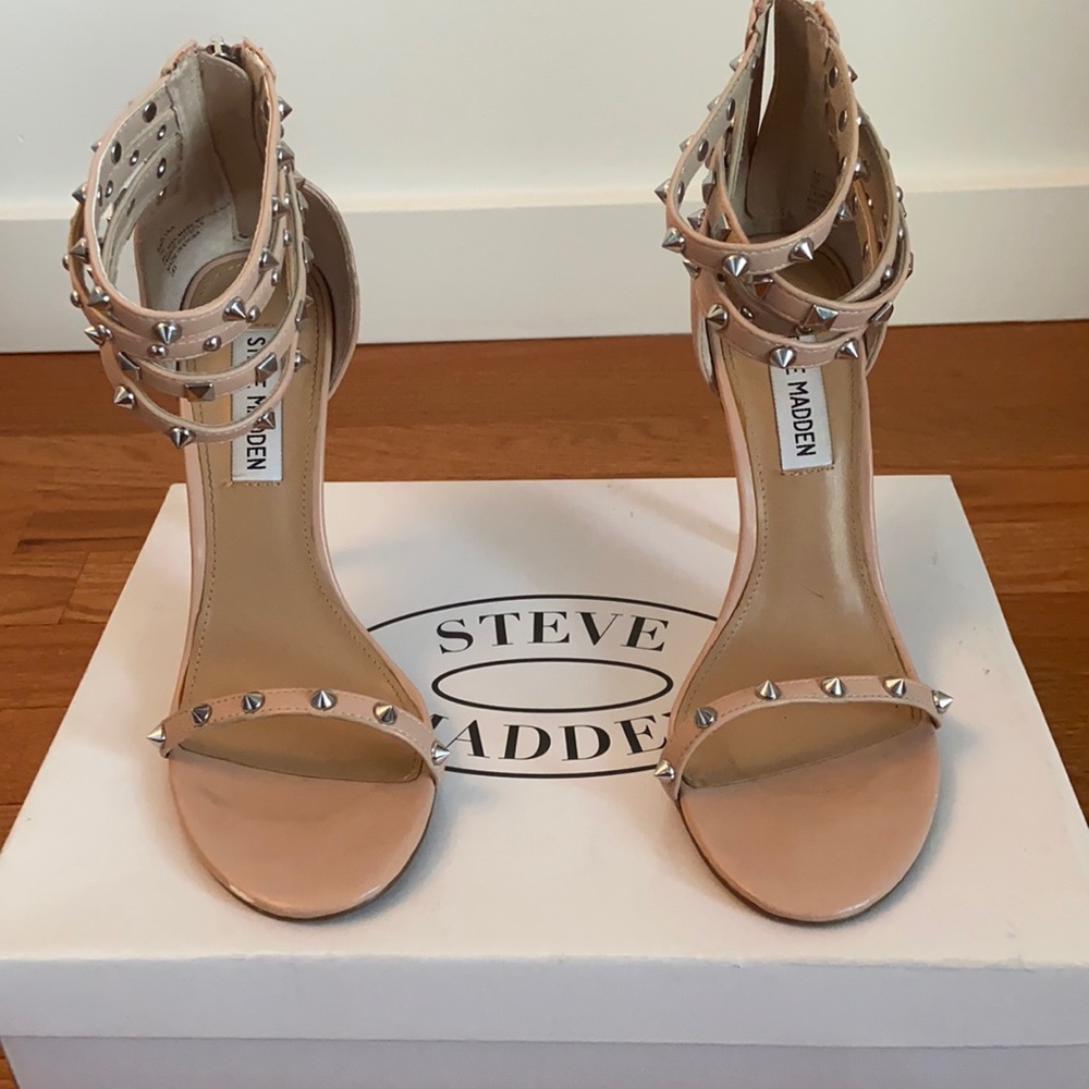 SOLD!! GENTLY USED STEVE MADDEN 4 INCH HEELS